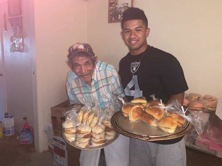 Javier Amaro chico que promociona en redes sociales el pan que vende un señor de la tercera edad 