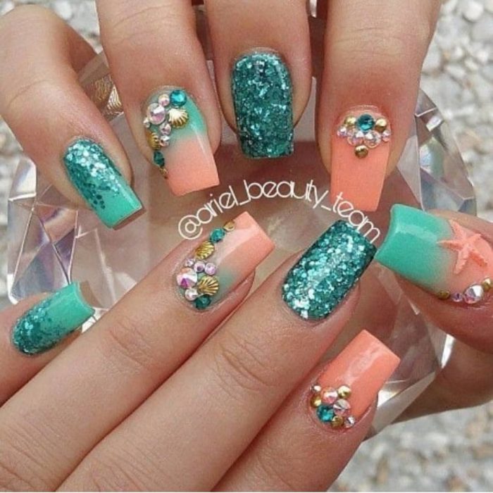 Chica con uñas estilo sirena en colores melón, verde con glitter y pedrería 