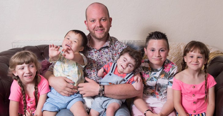 "Superpapá" inglés adopta a su quinto hijo con discapacidad