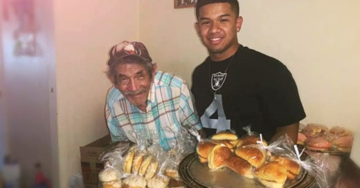 Este joven ayuda a un adulto mayor a vender pan