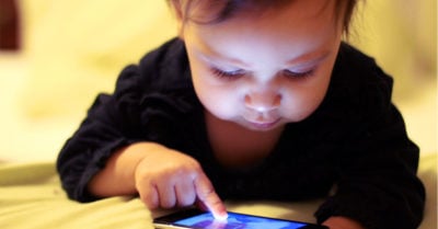 Niña de 2 años pasaba día y noche en su celular; ahora tiene miopía severa