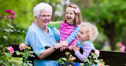 Abuelas hacen crecer felices a los niños, dice la ciencia