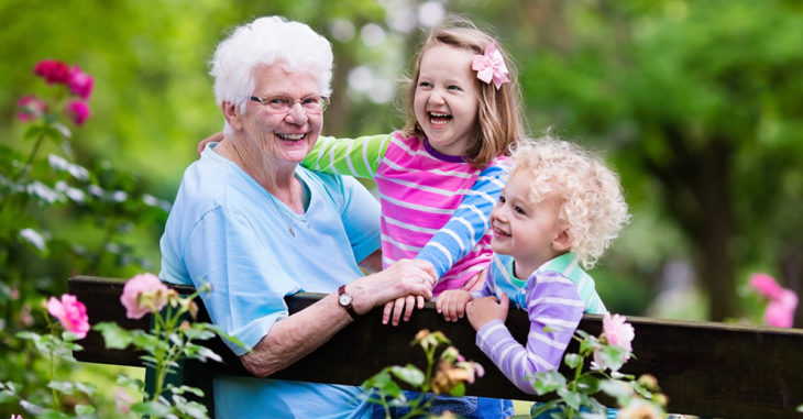 Abuelas hacen crecer felices a los niños, dice la ciencia