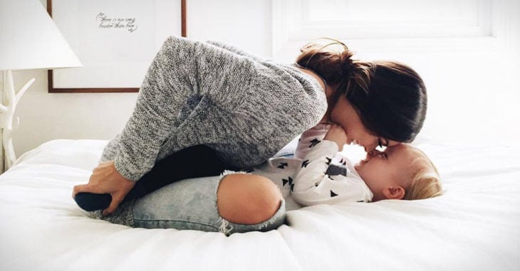 Estudio revela que mamás solteras duermen más y hacen menos quehaceres que las casadas