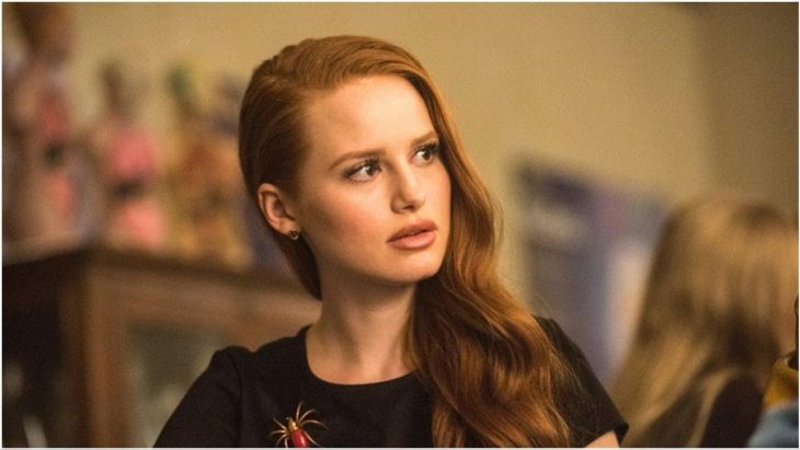 Cheryl Blossom sorprendida dentro de un salón de clases, escena de la serie Riverdale