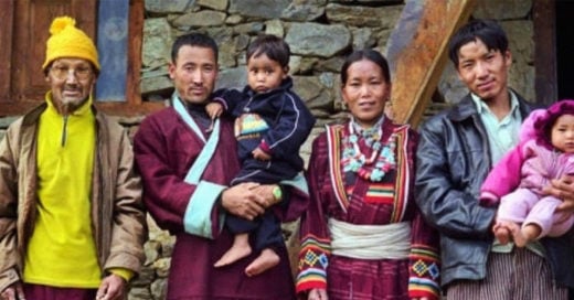 Nepalí está casada con tres hombres