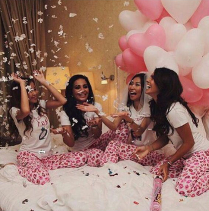 Chicas celebrando en una despedida de soltera con una pijamada 