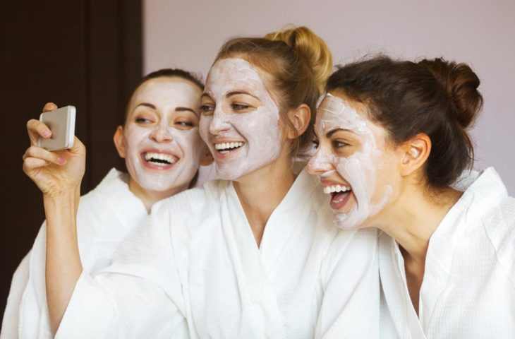 Chicas tomandose una foto mientras están en un spa