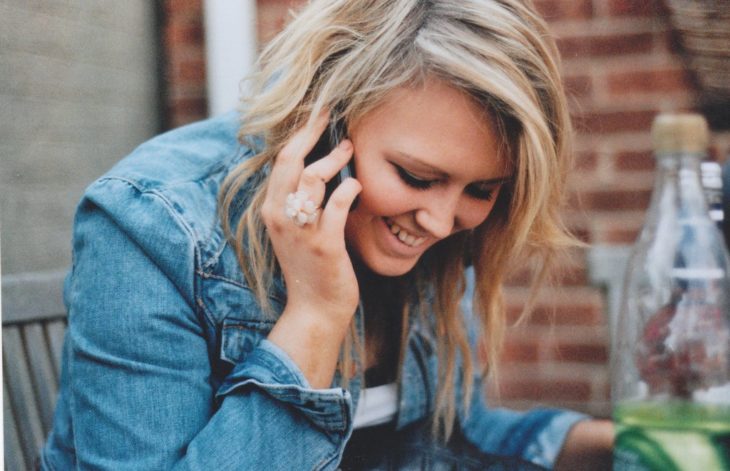 Hablar por teléfono con mamá puede ser igual de reconfortante que un abrazo según la ciencia