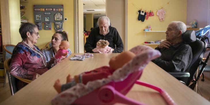 Vicente es uno de los pacientes que están utilizando muñecos para mejorar crisis de alzheimer