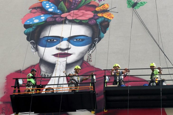 Fin Dac pintando el mural de Frida en Guadalajara