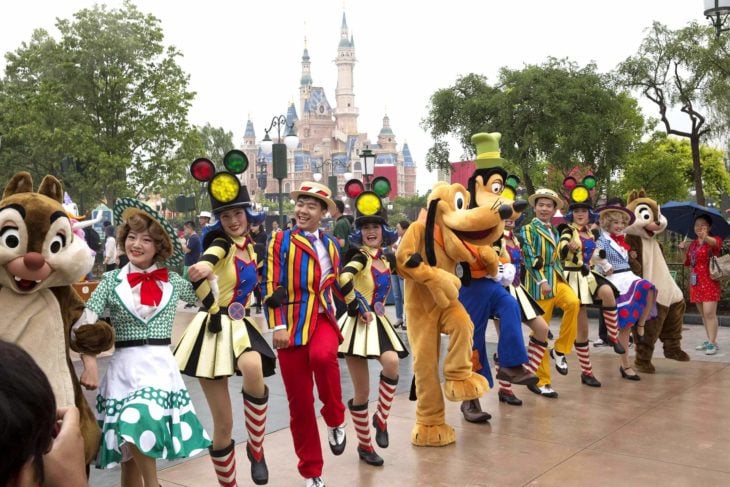 personal de Disneyland durante un show