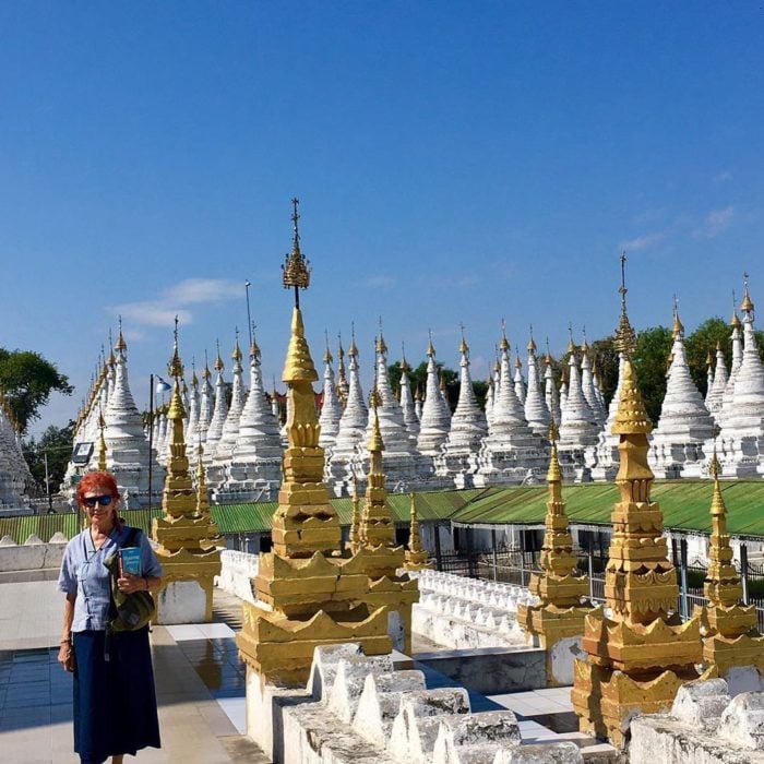 Mujer de 83 años que viaja por el mundo tomándose una foto en la India 