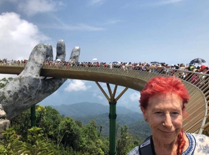 Abuelita de 83 años que viaja por el mundo posando durante un recorrido 