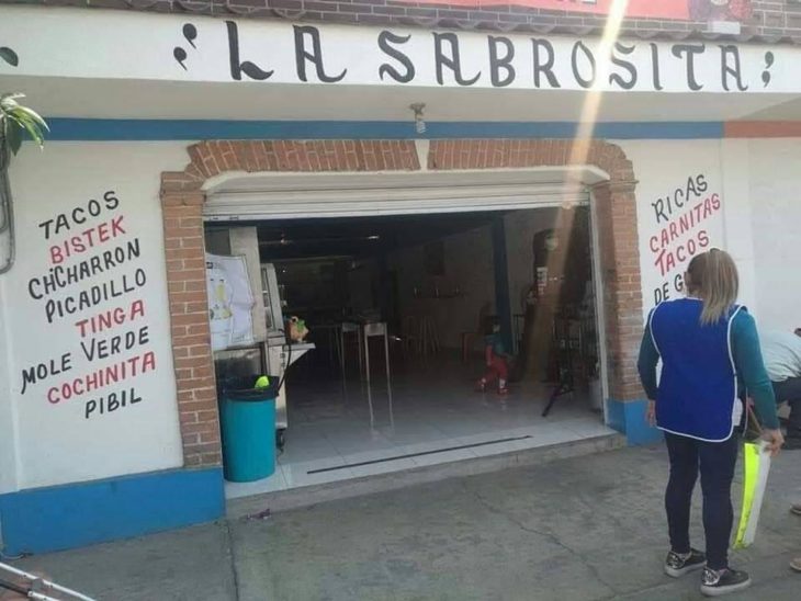 Fachada de un local de comida que fue pintado por un hombre de 79 años que es rotulista 