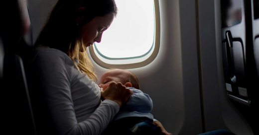 Aerolínea censura a mujer que amamantaba a su hija durante un vuelo