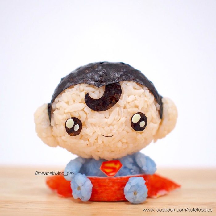 Figura de arroz creado por Pax pacífico inspirada en Superman