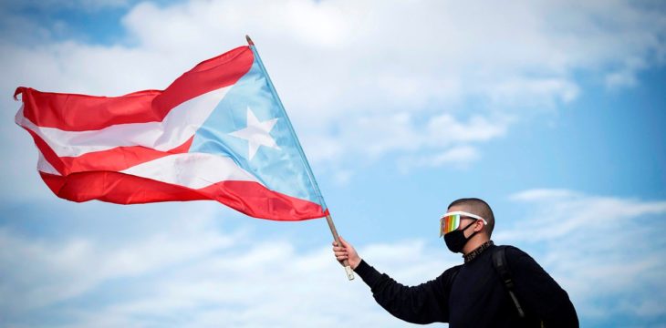 Bad Bunny en una escena del video de "Afilando cuchillos"