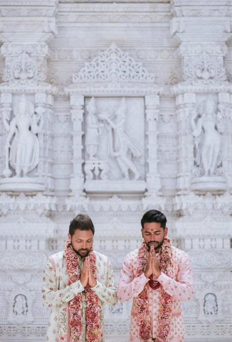 Pareja de Gays sentados celebrando su boda tradicional hindú