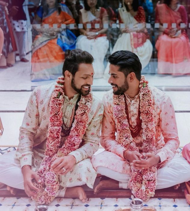 Pareja de homosexuales sentados durante la celebración de su boda tradicional hindú