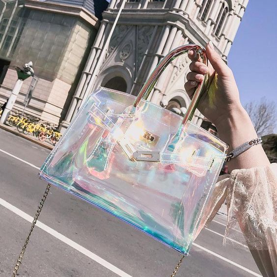 Bolso transparente con toques tornasol