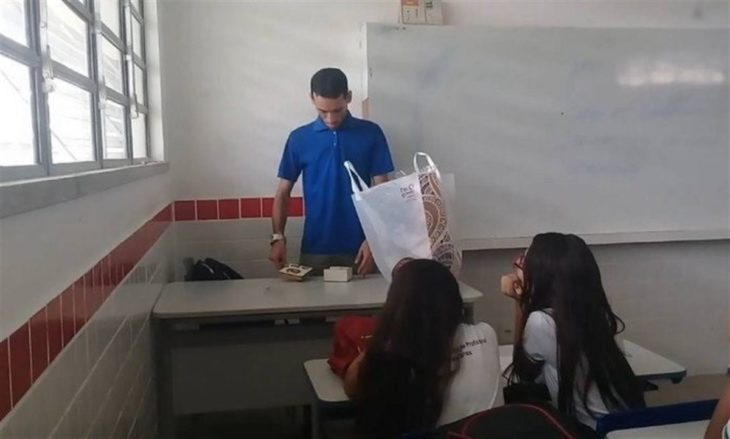 Profesor Bruno Rafael descubriendo dinero que le dieron sus estudiantes 