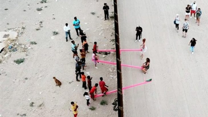 foto aérea de los sube y baja colocados en la frontera de México con los Estados Unidos