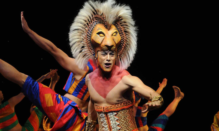 Carlos Rivera personificando a Simba en el musical El Rey León