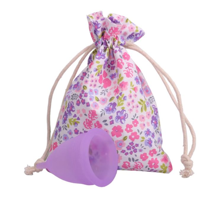 copa menstrual de color violeta con una bolsa floreada a un lado