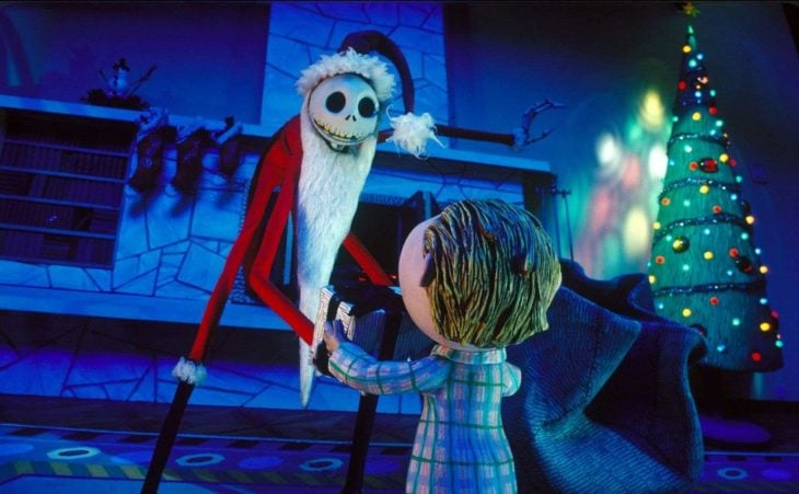 Datos sobre películas; Pesadilla antes de Navidad; Jack Skellington vestido de Santa Claus con un niño y un árbol con esferas y luces