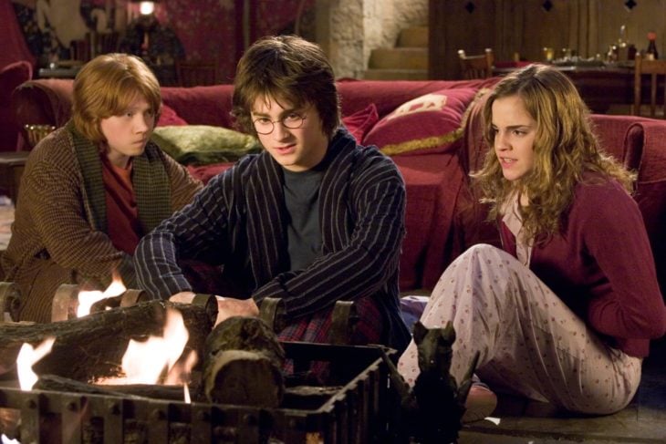 Datos sobre películas; Harry Potter y el cáliz de fuego; Harry, Hermione y Ron sentados frente al fuego; Daniel Radcliffe, Emma Watson y Rupert Grint