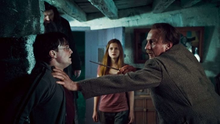 Datos sobre películas; Harry Potter y las reliquias de la muerte; Lupin apuntando con su varita al mago