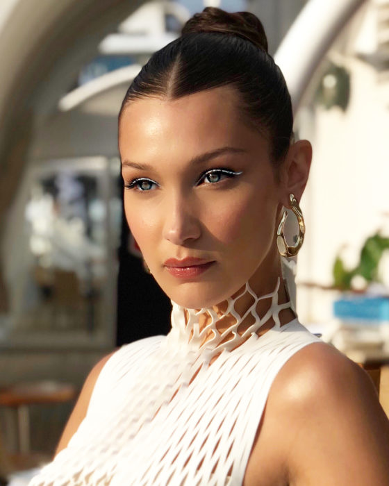 Bella Hadid mostrando su maquillaje y el delineado de color blanco creado con delineadores de Dior 