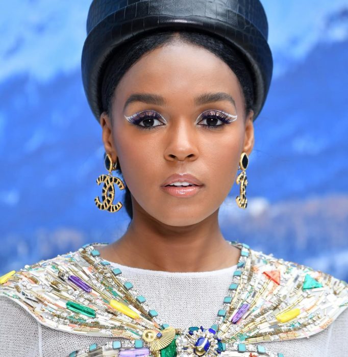 Janelle Monae mostrando su maquillaje pero especialmente su delineado de color blanco que resalta sus rasgos 