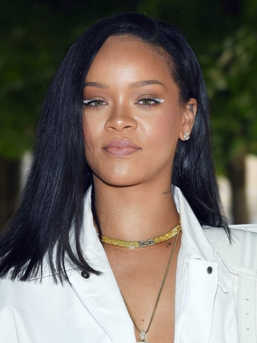 Rihanna mostrando su nueva tendencia de delineado en color blanco que enmarca el ojo