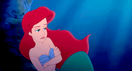 GIF Ariel de la sirenita haciendo caras de molestia 