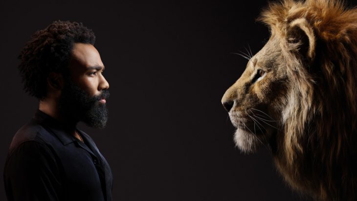 Actores posan junto a sus personajes de el Rey León; Donald Glover y Simba