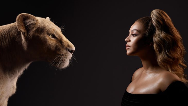 Actores posan junto a sus personajes de el Rey León; Beyoncé Knowles y Nala