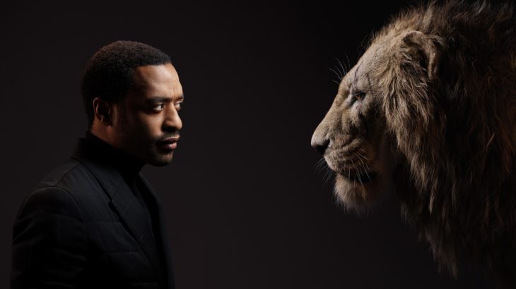 Actores posan junto a sus personajes de el Rey León; Chiwetel Ejiofor y Scar