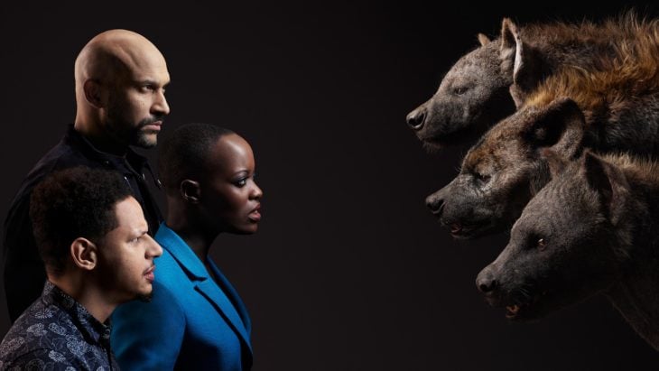Actores posan junto a sus personajes de el Rey León; Eric André, Florence Kasumba y Keegan con las hienas Azizi, Shenzi y Kamari