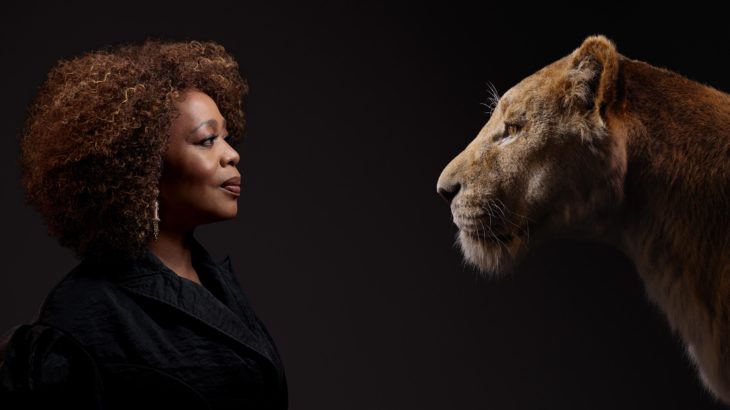 Actores posan junto a sus personajes de el Rey León; Alfre Woodard y Sarabi