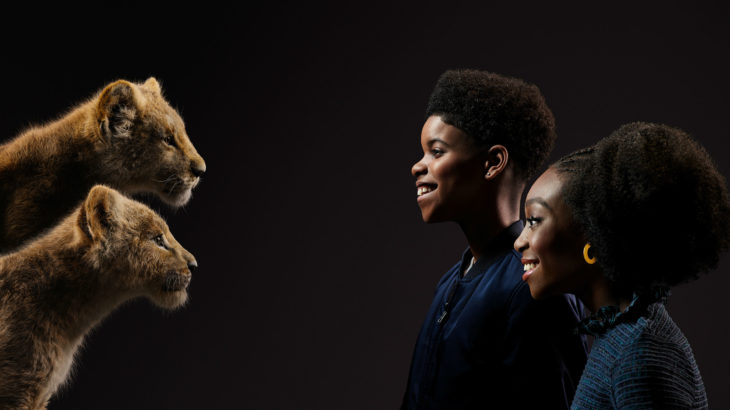 Actores posan junto a sus personajes de el Rey León; Shahadi Wright Joseph y JD McCrary con Nala y Simba de pequeños