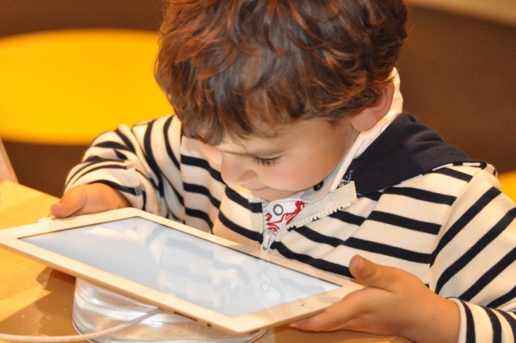 un niño viendo una tableta