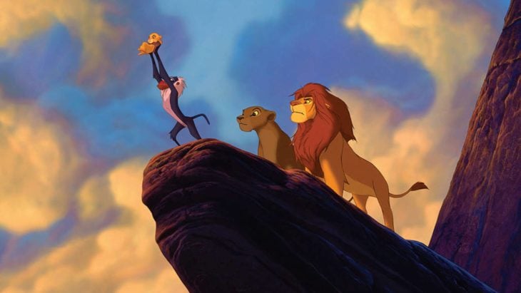 Curiosidades de la película de Disney, El rey León de 1994; Rafiki cargando a Simba con Mufasa y Sarabi atrás
