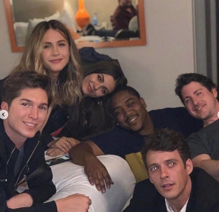 Victoria Justice, Sean Rio, Matthew Underwood, Paul Butcher, Erin Sanders, Alexa Nikolas y Christopher Massey posando para una fotografía en Instagram