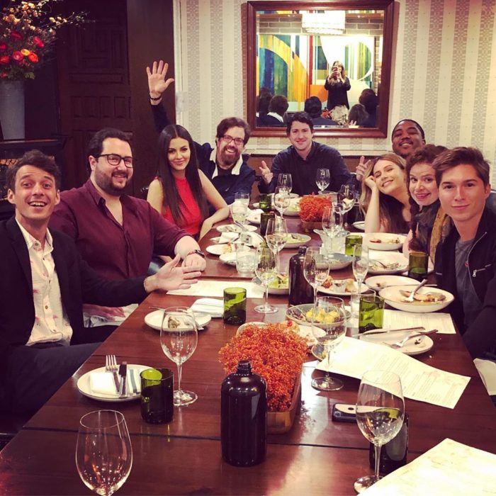 Elenco de Zoey 101 reunido 10 años después en un comedor