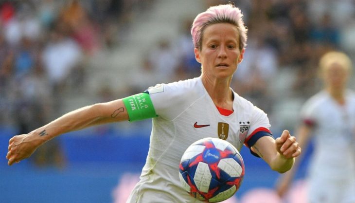 Megan Rapinoe en una acción dentro de un partido de fútbol