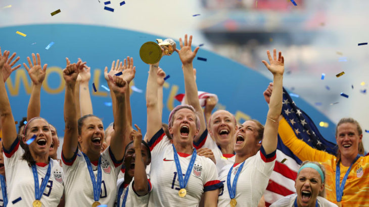 Foto del equipo de Estados Unidos levantando la copa del mundo
