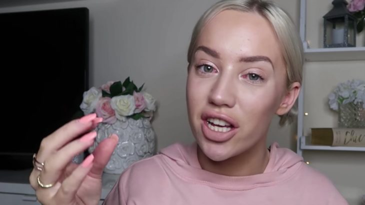 Influencer Elle Darby pide alojamiento gratis a hotel a cambio de publicidad; mujer con cabello rubio platinado y sudadera rosa