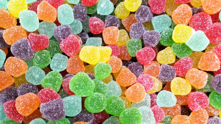 Estudiantes crean gomitas antiestrés a partir de herbolaria